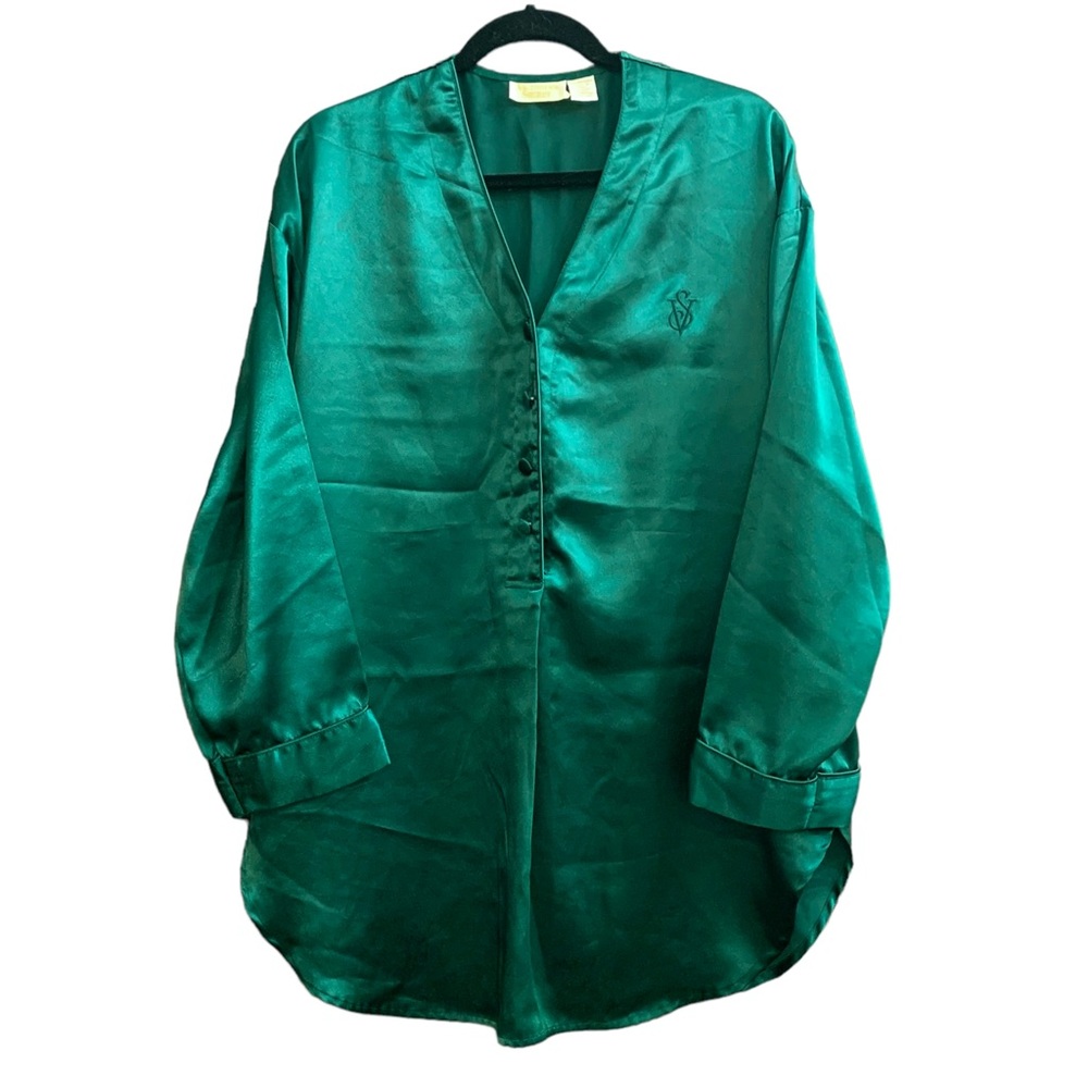 Vintage Victoria’s Secret satiny sleep shirt Size L
